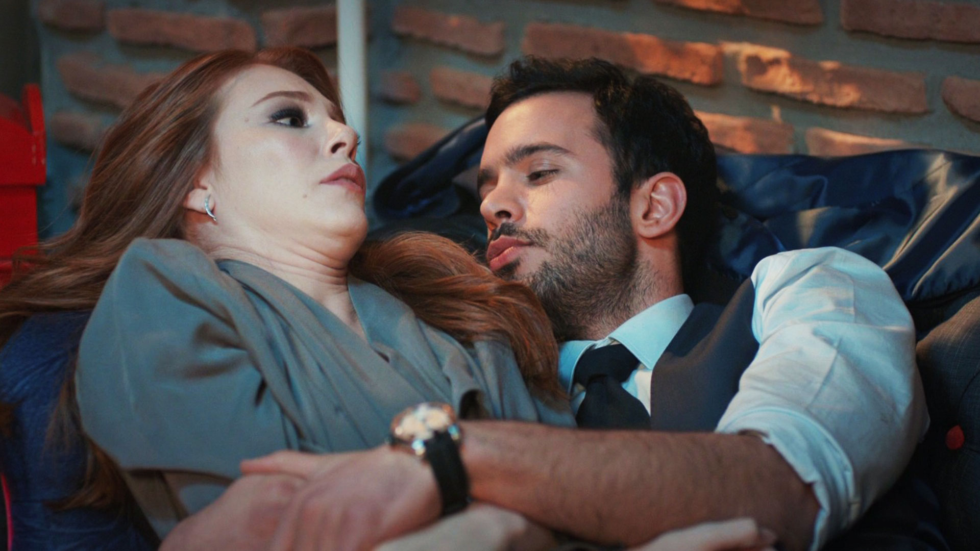 Барыш ардуч и эльчин сангу. Барыш ардуч. Любовь напрокат дефне и омер. Омер и дефне. Омер и дефне.